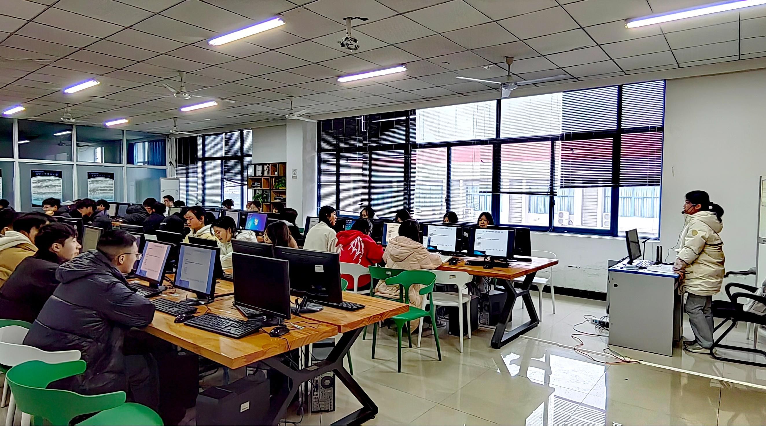 新學期領(lǐng)導干部深入一線，全面檢視信息技術(shù)開發(fā)教學工作新風貌——電子信息工程學院紀實