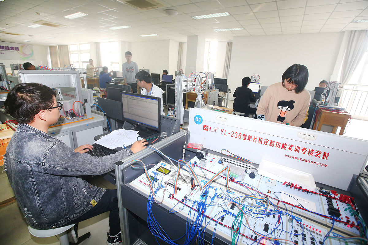 數(shù)控與機(jī)電一體化 信息技術(shù)開(kāi)發(fā)的實(shí)用技術(shù)交融